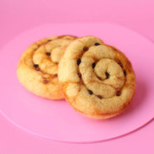 Load image into Gallery viewer, Felt pain au raisin