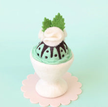 Load image into Gallery viewer, Felt sundae - chocolate mint
